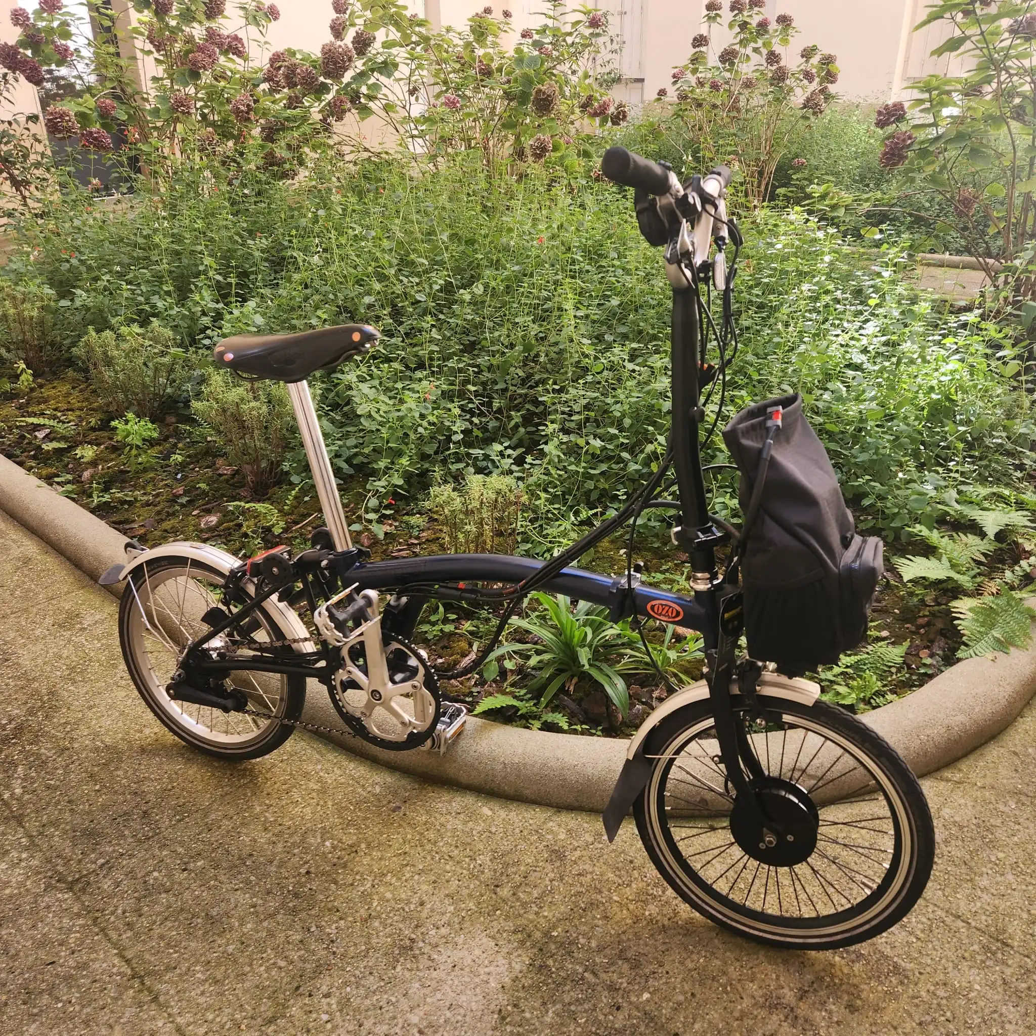 Vélo Brompton électrifié avec kit OZO, vue globale